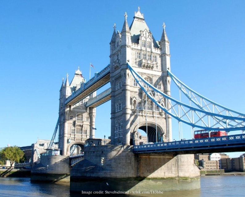 4-Hour Private Tour of London in a Panoramic Black Cab - St James’s Palace and Buckingham Palace: photo stops with real meaning