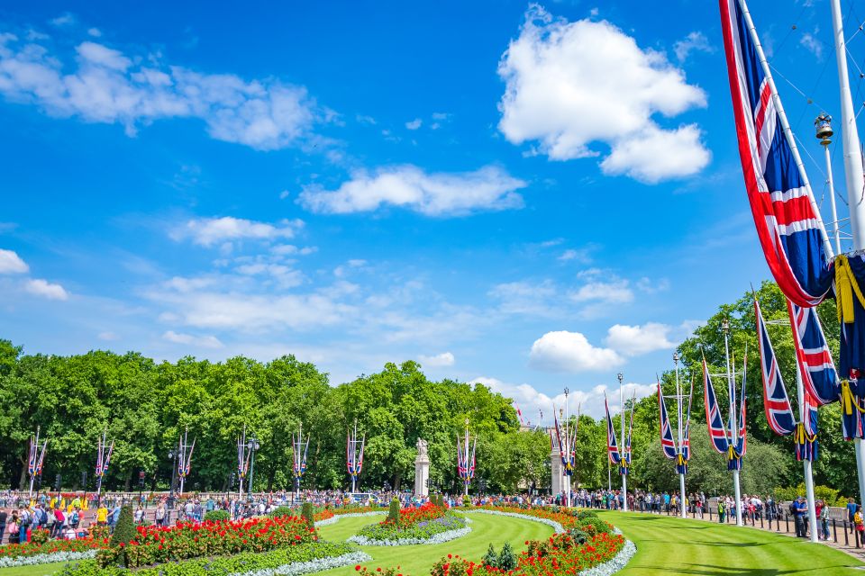 Buckingham Palace Exterior and Royal History Private Tour - Following the monarchy from Trafalgar Square to the palace gates