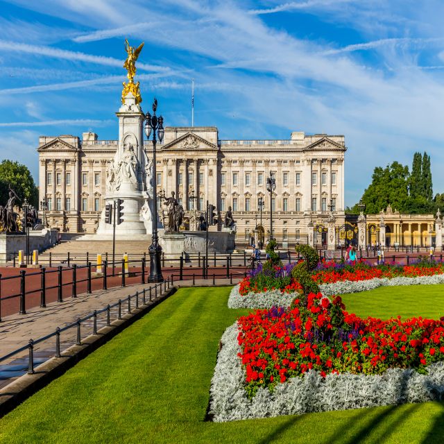 Buckingham Palace Exterior and Royal History Private Tour - What you’ll learn: Charles III, the Windsor family, and the government link