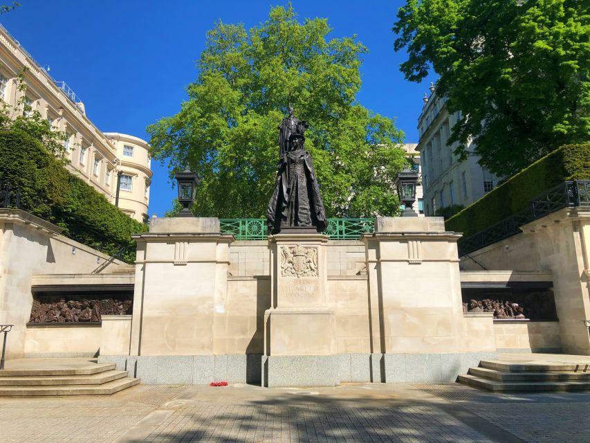 Buckingham Palace Visit and Changing of the Guard Tour - Meet at Waterloo Place: the easiest start for the ceremony