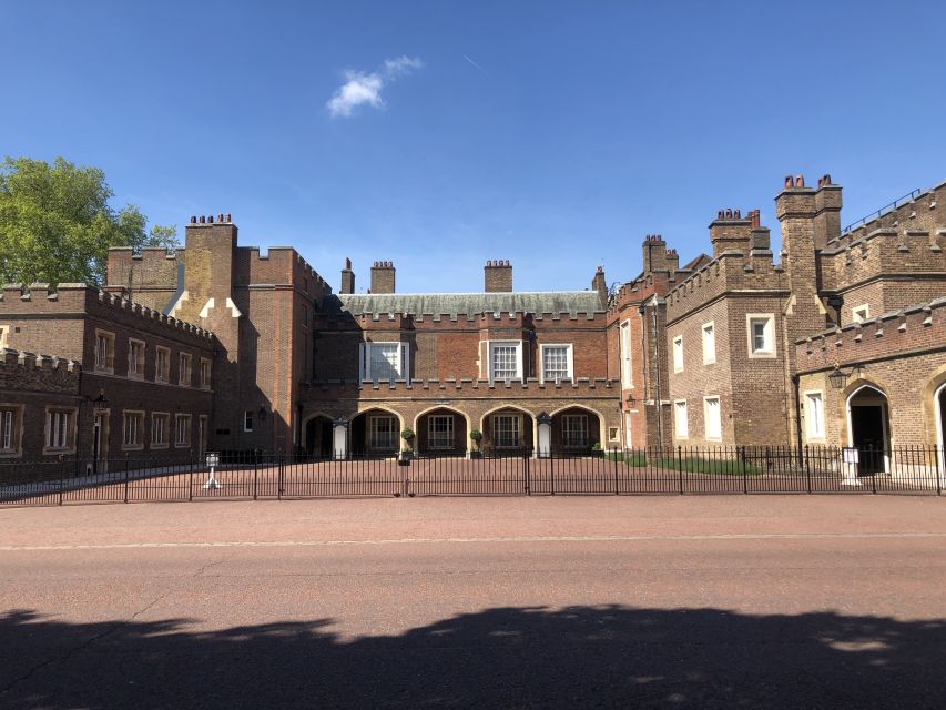 Buckingham Palace Visit and Changing of the Guard Tour - The handover moment: what to watch beyond the uniforms