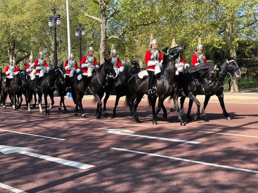 Buckingham Palace Visit and Changing of the Guard Tour - The official audio tour: how to get more from your room-by-room time