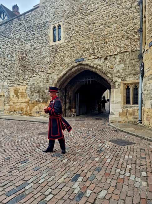 Easy Access Tower of London Royal Secrets & Scandals Tour - Crown Jewels in Jewels House: Close-Up Power and the Big Names