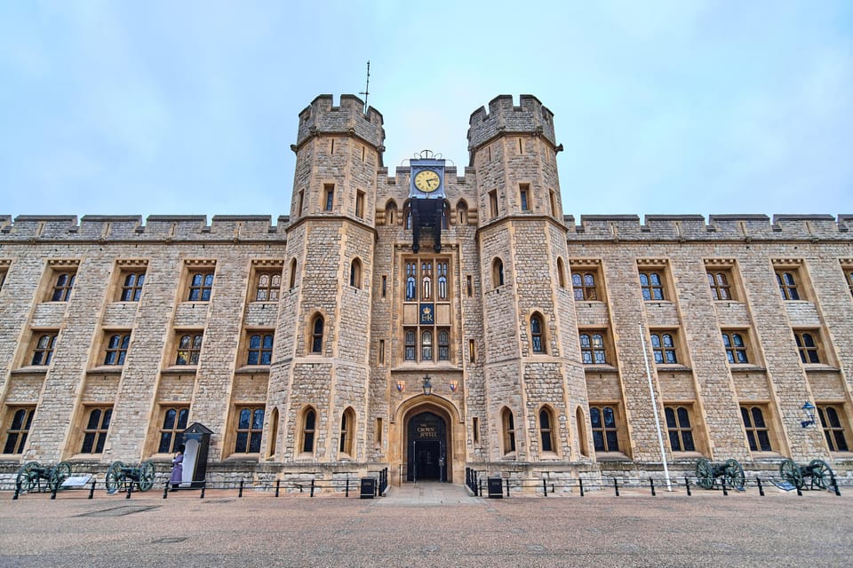 Exclusive Beefeater Meet & Greet at the Tower of London - The 15-Minute Welcome Talk Outside the King’s House