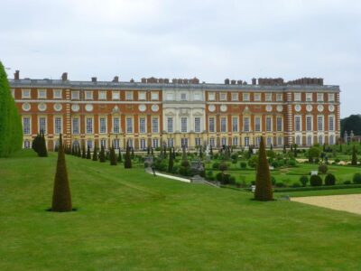 Hampton Court Palace Private tour With Fast Track Entry - Fast-track entry and multimedia audio: how the tour removes friction