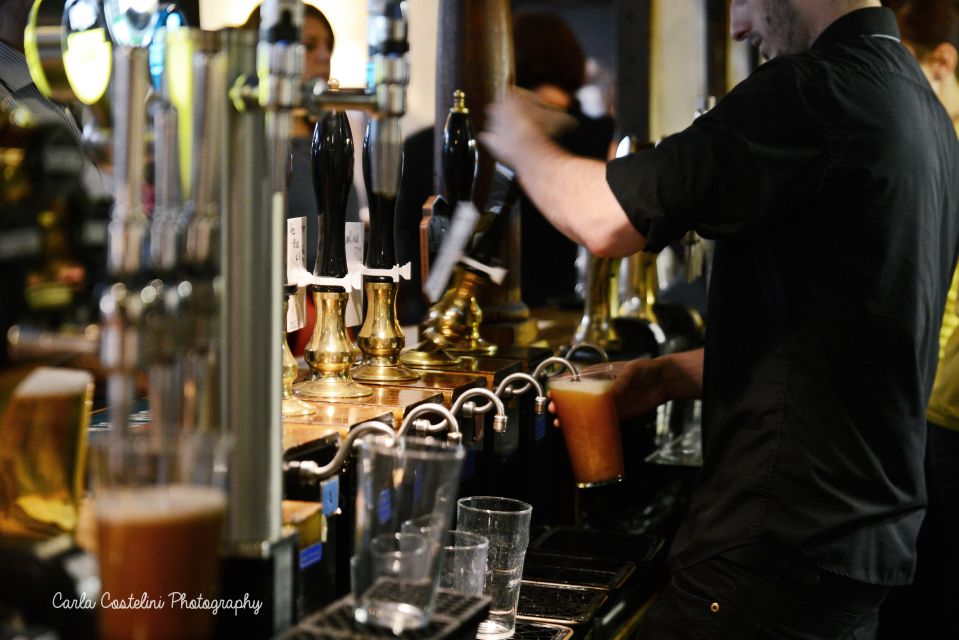 Historic pub tour with Brazilian guide (in Portuguese) - The 11 historic pubs: what you’ll notice at each one
