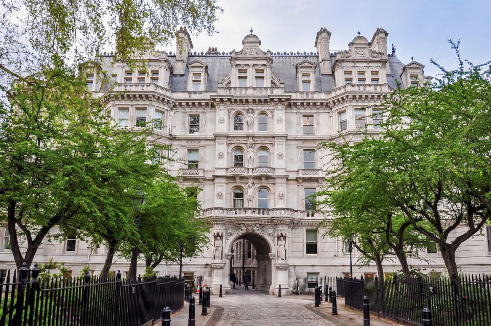 Law in London Private Tour - Temple Gardens and Temple Church: where the story has stage props