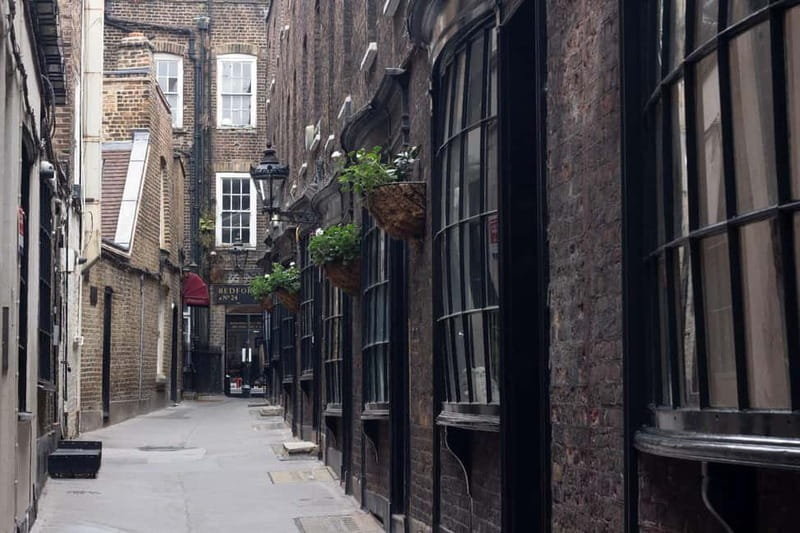 Lights, Camera, London! Movie Locations Walking Tour - Shakespeare’s Globe and the extra photo breaks that keep it fun