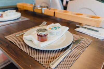 London: Afternoon Tea Bus with a Glass of Prosecco - Boarding at Golden Tours Stop 1: find the pink striped bus fast