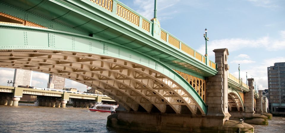 London: App-Based Walking Tour with 30 Stops - How the app tour works along the Thames-to-Tower route