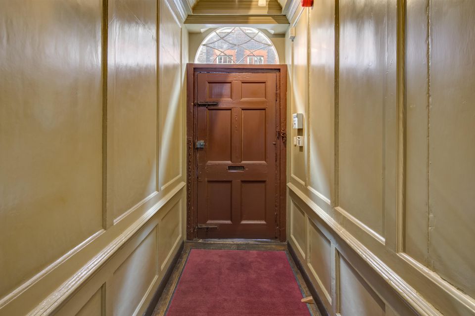 London: Architecture Tour of Benjamin Franklin House - Knocking on 36 Craven Street: start-to-finish pacing