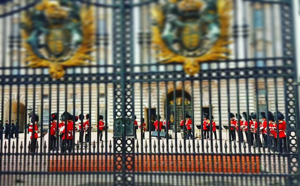 London: British Royalty Walking Tour - The Royal Mall climb: Clarence House and St James Palace in one steady line