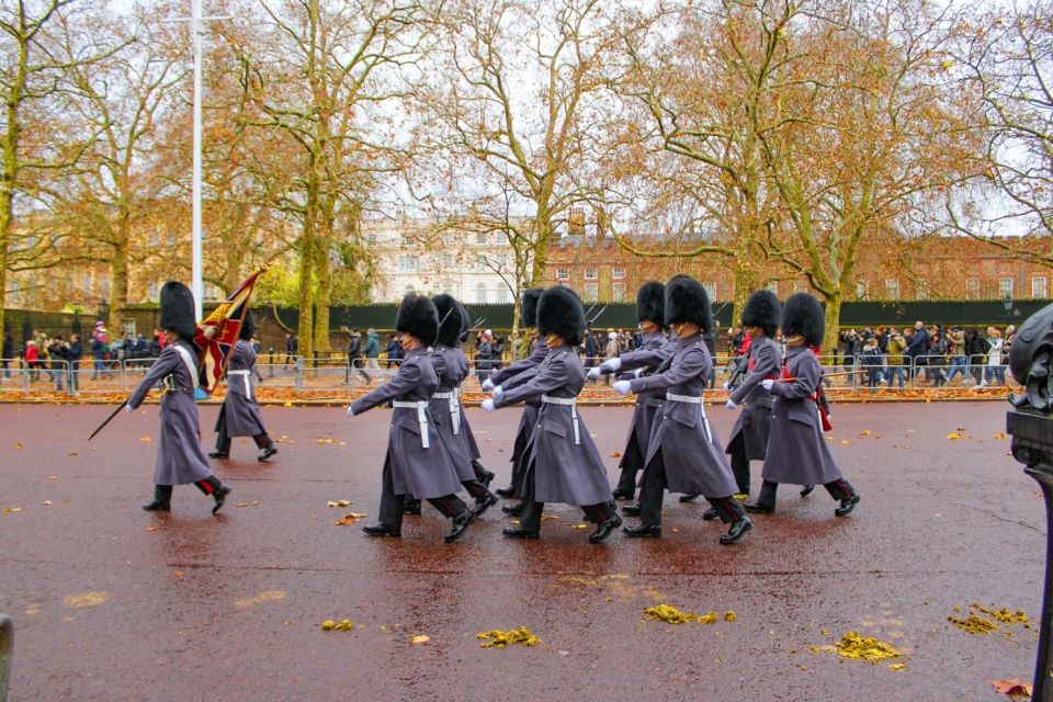London: Buckingham Palace & Changing of the Guard Experience - Horse Guards Parade vs Foot Guards: what you’re actually watching