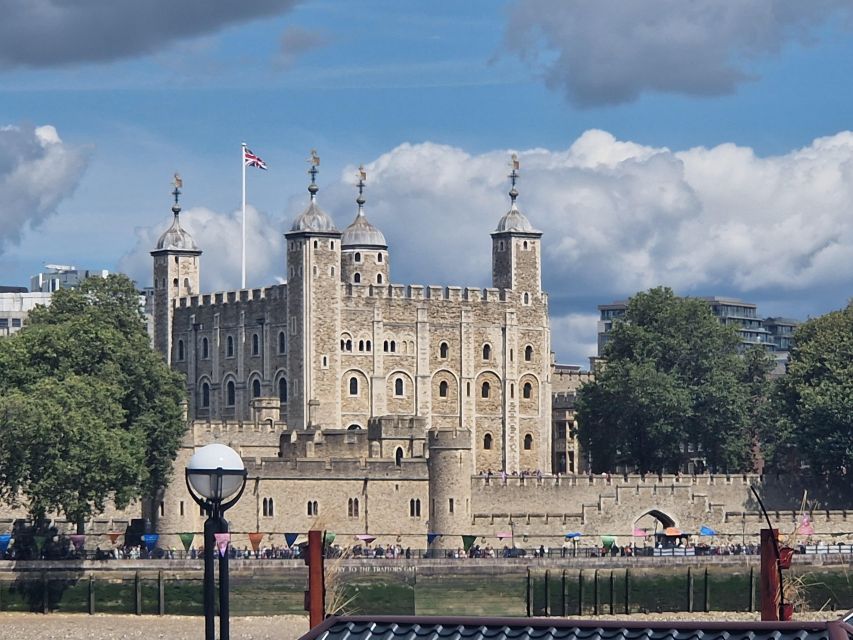 London by taxi: Highlights Tour in a real London Black Cab. - Buckingham Palace and the Changing of the Guard (When Your Date Fits)