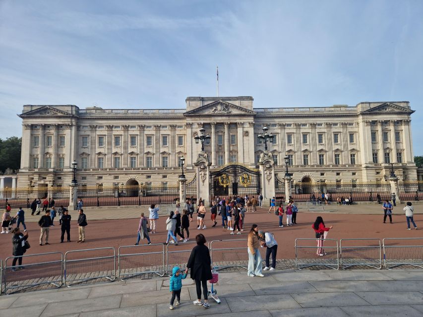 London by taxi: Highlights Tour in a real London Black Cab. - Off the Beaten Track: Leadenhall Market and Wapping Stories
