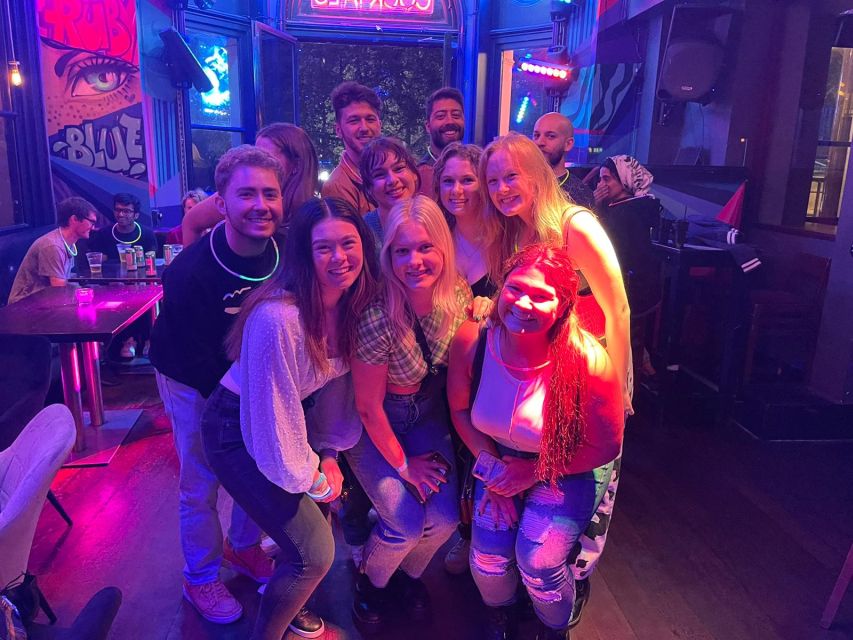 London: Camden Pub Crawl - The photographer all night: how to get photos without slowing the group