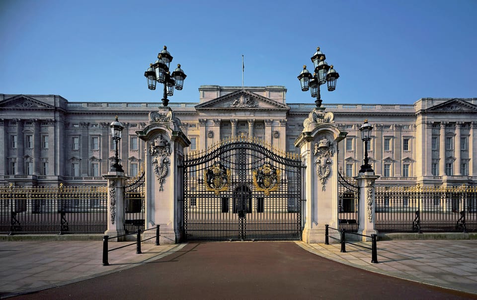 London: Changing of the Guard and Royal Palaces Walking Tour - Why the Changing of the Guard still feels like a live show