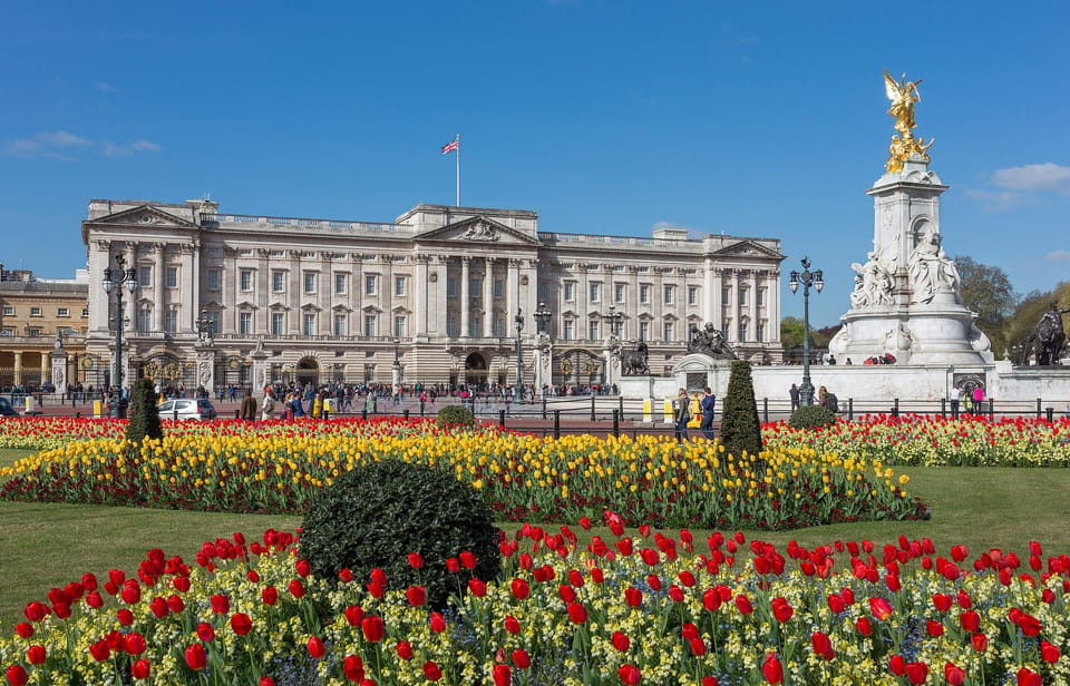 London: Changing of the Guard and Royal Palaces Walking Tour - Buckingham Palace: balcony views without the crowds inside