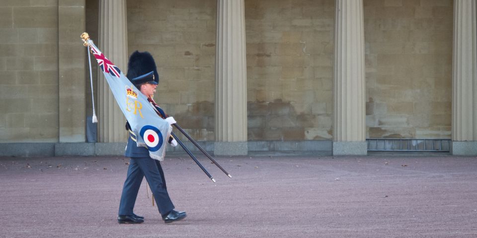 London Changing of the Guard Tour - Front Row 12 guests 2,5h - Buckingham Palace changing moments: New and Old Guards