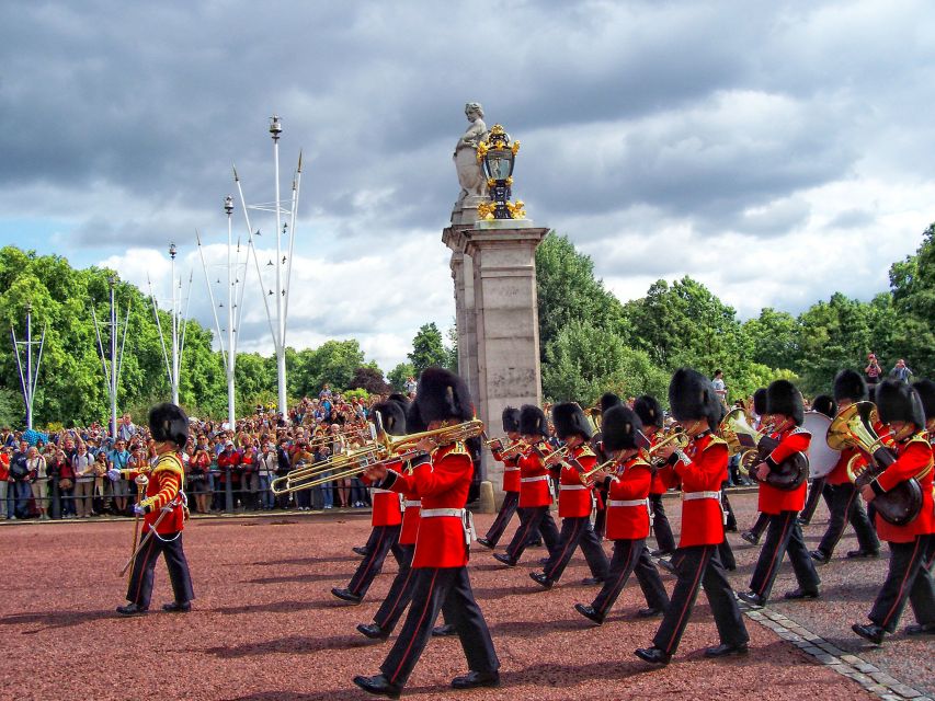 London Changing of the Guard Tour - Front Row 12 guests 2,5h - Where to meet near the National Gallery (and why it helps)