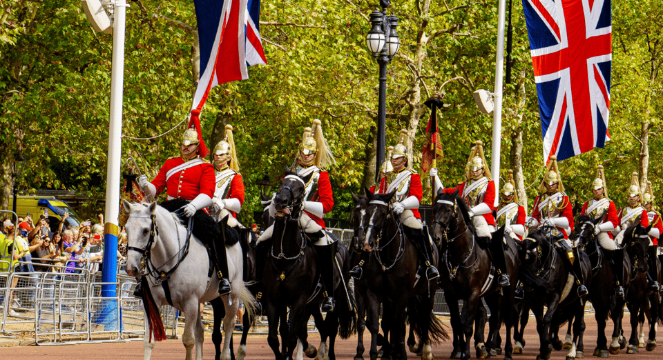London: Changing of the Guard Walking Tour with Small Group - The value of a $25 small-group view at the Changing of the Guard