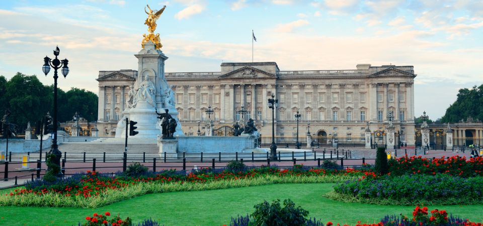 London: Changing of the Guard with a an APP - Buckingham Palace View Point: seeing the whole ceremony in one place