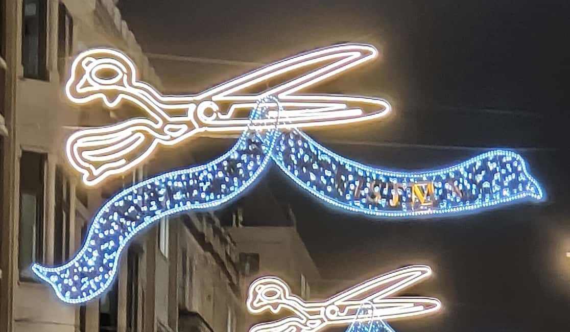 London Christmas Sparkle Walking Tour Small Group - Secret market photo stops and London’s oldest market feel