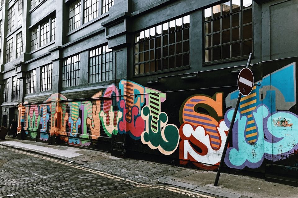 London East End - Guided Walking Tour 12 guests 2,5h - Petticoat Lane Market: prime people-watching, quick street-art context