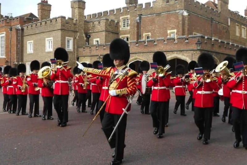 London: Essential Tour and Changing of the Guard, in Spanish - Starting in Trafalgar Square with a Yellow Umbrella