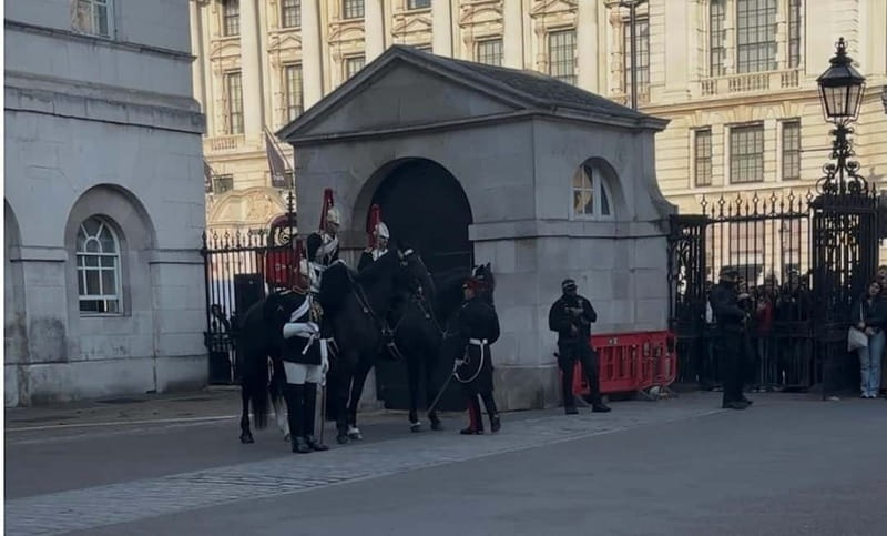 London: Essential Tour and Changing of the Guard, in Spanish - How the route connects London landmarks to TV stories