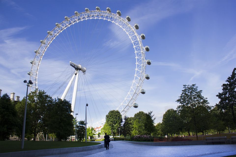 London Eye Private Capsule Experience for Couples or Groups - The host and the private-vibe factor