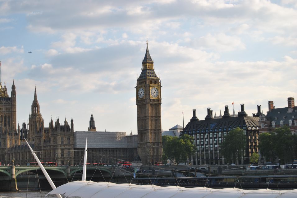 London: Famous Landmarks of the City by Car - Westminster Abbey, Houses of Parliament, and the palace-front views