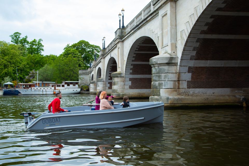 London: GoBoat Rental in Kingston upon Thames - Kingston’s GoBoat setup: steering a non-tidal Thames