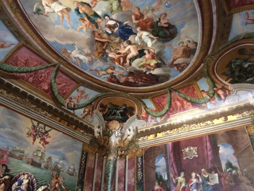 London: Hampton Court Private Guided Tour - William and Mary’s apartments, then gardens with the best views