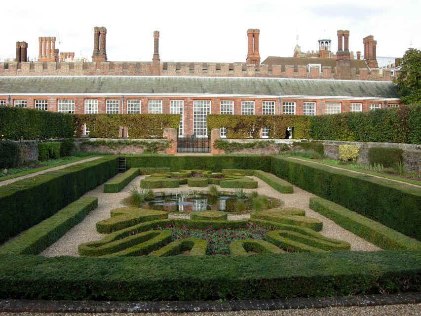 London: Hampton Court Private Guided Tour - 60 acres of palace gardens: fountains, bulbs, and seasonal flower power