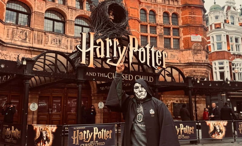 London: Harry Potter Tour in English, discover spells and secrets! - The Palace Theatre stop: from movies to stage magic