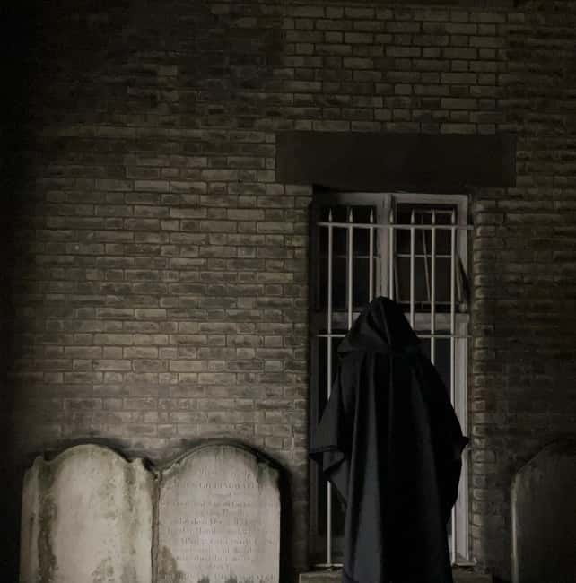 London: Jack the Ripper Tour and Underground Prison in Spanish - Spanish street drama with Major Thomas Weir