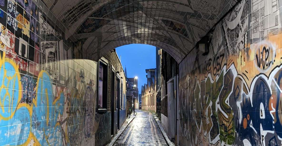 London: Jack the Ripper Tour in Spanish - Start at Whitechapel Gallery: finding the purple umbrella quickly