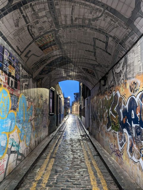 London: Jack the Ripper Tour in Spanish - Archival photographs and replicas: why you’ll remember more than street names