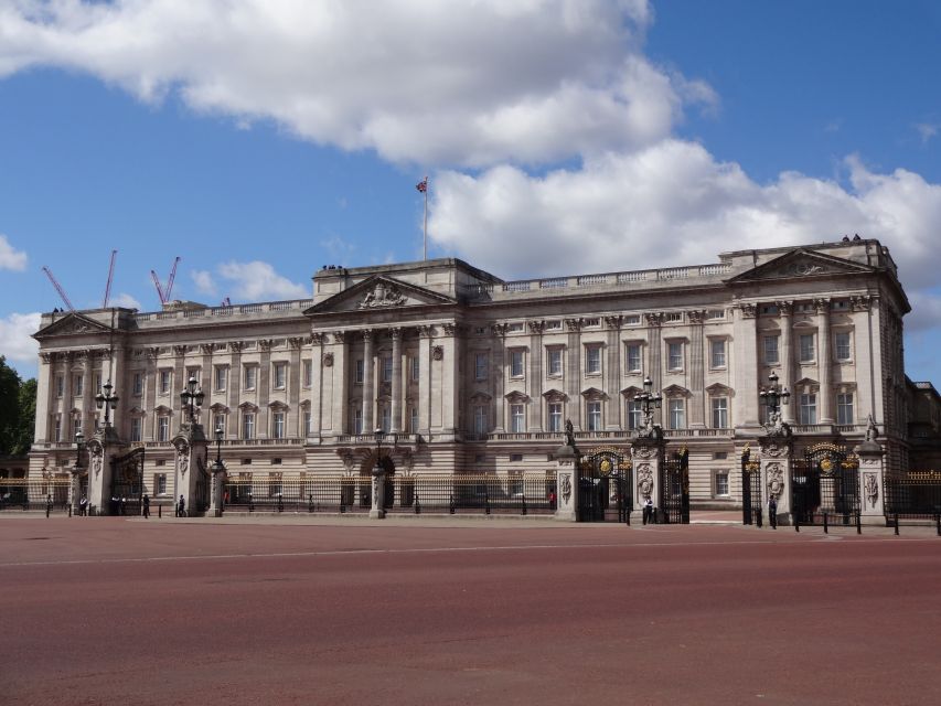 London Must-See 3 Hours Walking Tour - Buckingham Palace: close enough to feel the scale