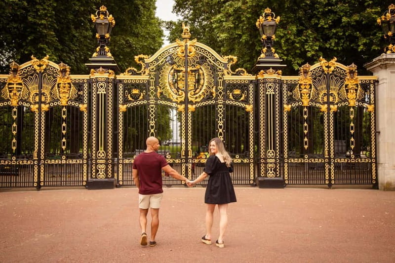 London: Private Couples Photography Session with Landmarks - The Photo Package Choice: 15 vs 30 Finished Images