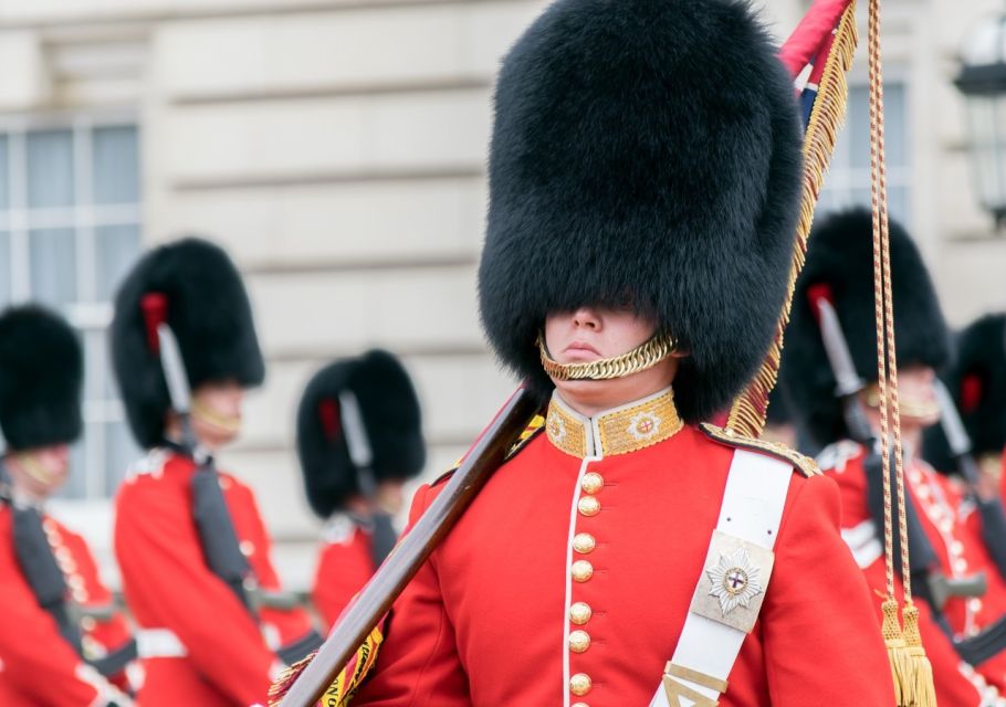 London: Private Walking Tour in Spanish - Buckingham Palace, St. James’s Park, and the Parliament skyline