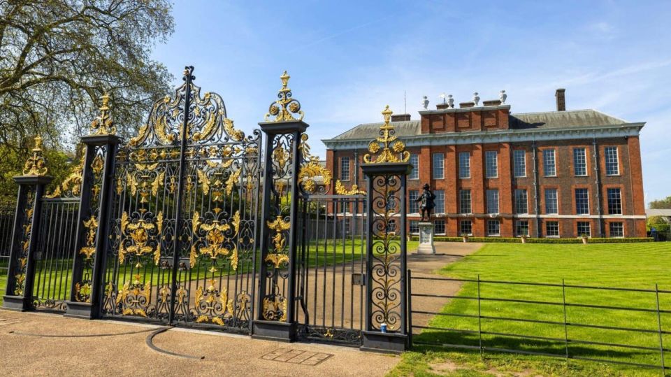 London: Royal Kensington Guided Walking Tour - Quick take on Royal Kensington on foot