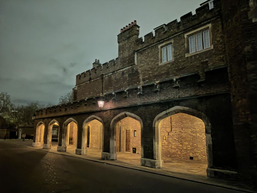 London : Royal Westminster By Night Walking Tour - Buckingham Palace and Clarence House under gaslight