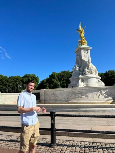 London: Sightseeing Tour - in clear, slow English - Buckingham Palace and the Changing of the Guard: the main event