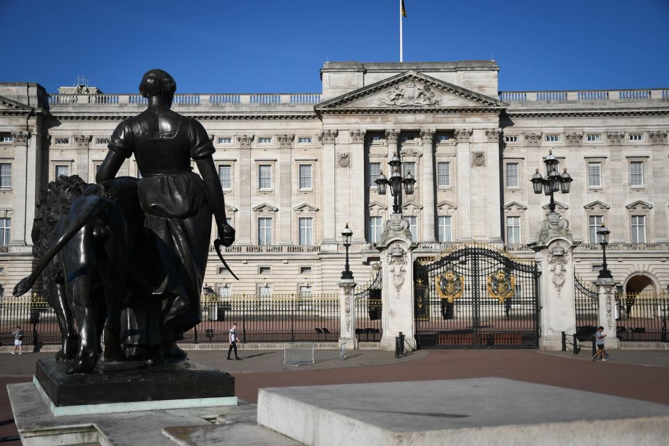 London: Top 30 Sights Walking Tour and Clink Prison Entry - Why this 30-sight London walk is a smart use of your time