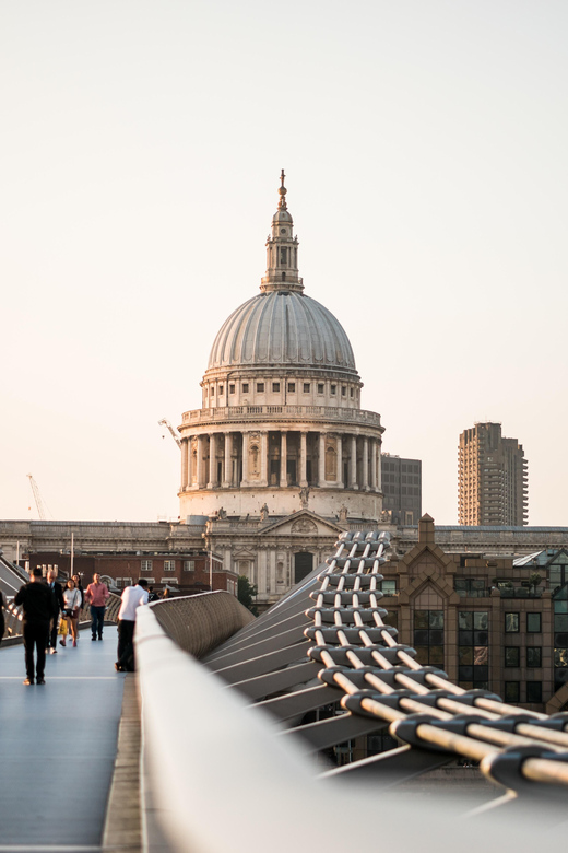 London: Top Attractions and City Highlights Walking Tour - Trafalgar Square and Nelson’s Column: a landmark made for orientation