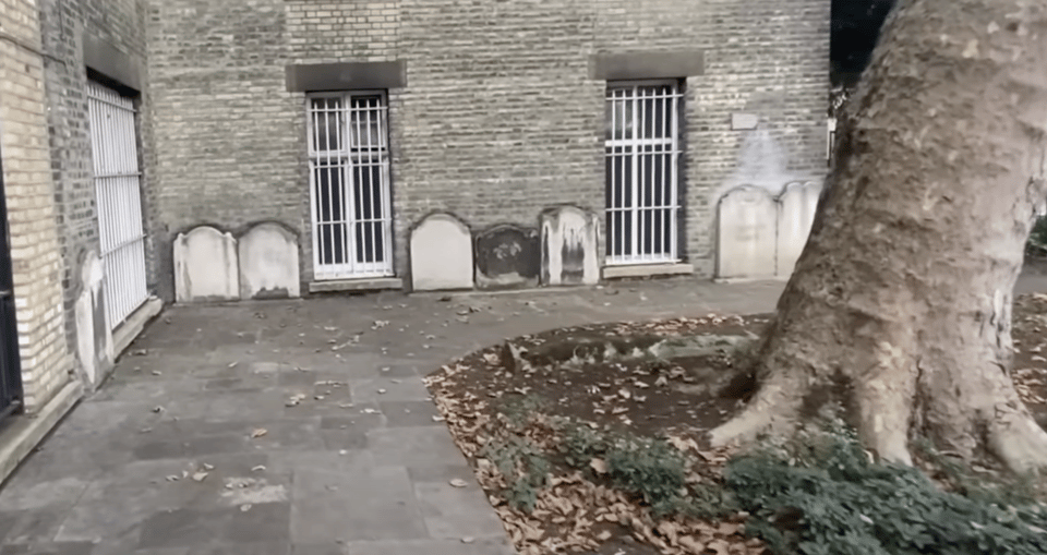 London's Ghosts & Gruesome Past Nighttime Walking Tour - William Wallace Memorial and Holy Sepulchre: war memory and grave-robbery clues
