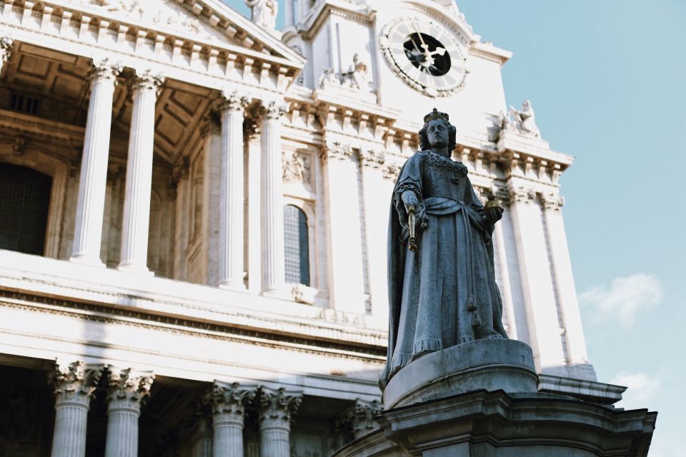 The Old City of London - Guided Walking Tour 12 guests 2,5h - St Bride’s Church: a quick stop that adds real street-level context