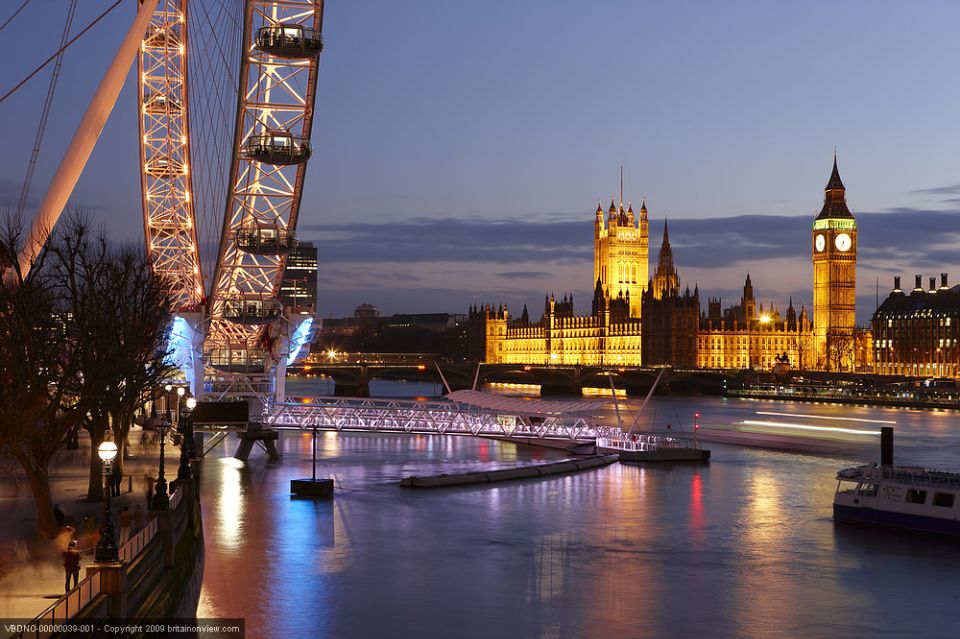 Tour of London and Christmas Day Lunch Cruise - Christmas lunch on the Thames: wine, shared tables, and what to expect